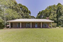 Pre-foreclosure in  WEDGEWOOD CIR Vicksburg, MS 39180