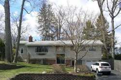 Pre-foreclosure Listing in E SLOPE RD BAYVILLE, NY 11709