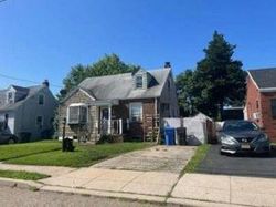 Pre-foreclosure in  DESOTA AVE Woodbridge, NJ 07095