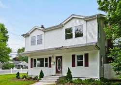 Pre-foreclosure in  HARDING PL Huntington Station, NY 11746