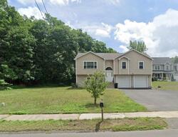 Pre-foreclosure in  SACKETT POINT RD North Haven, CT 06473