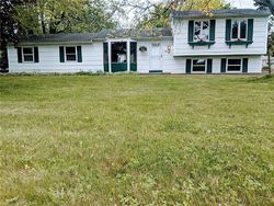 Pre-foreclosure in  DRUMCLIFF WAY Rochester, NY 14612