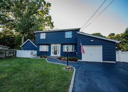 Pre-foreclosure in  ROCKET DR Islip Terrace, NY 11752