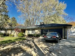Pre-foreclosure in  EASTVIEW RD Rockford, IL 61108