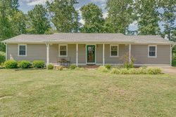 Pre-foreclosure in  DOGWOOD CIR Waverly, TN 37185