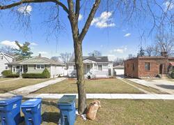 Pre-foreclosure in  N WISCONSIN AVE Villa Park, IL 60181