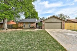 Pre-foreclosure in  MORREN DR Norman, OK 73071