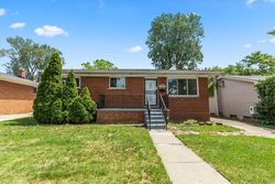 Pre-foreclosure in  ITHACA AVE Ferndale, MI 48220