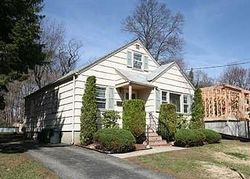 Pre-foreclosure in  RIVERSIDE DR Florham Park, NJ 07932