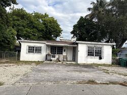 Pre-foreclosure in  NW 32ND AVE Miami, FL 33147