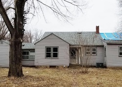 Pre-foreclosure in  W SAINT LOUIS AVE Vandalia, IL 62471