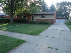 Pre-foreclosure in  MALDEN ST Farmington, MI 48336