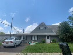 Pre-foreclosure in  NESTINGROCK LN Levittown, PA 19054