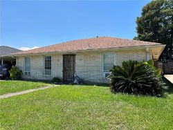 Pre-foreclosure in  PERELLI DR New Orleans, LA 70127