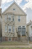 Pre-foreclosure in  S ESCANABA AVE Chicago, IL 60617
