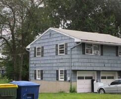 Pre-foreclosure in  SKYVIEW LN Waterbury, CT 06708