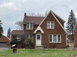 Pre-foreclosure in  LEXINGTON AVE Mansfield, OH 44907