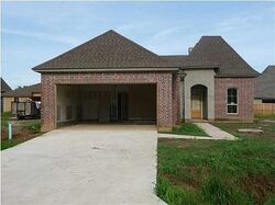 Pre-foreclosure in  NEWSHIRE DR Broussard, LA 70518