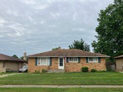 Pre-foreclosure in  DAY DR Cleveland, OH 44129