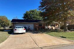 Pre-foreclosure in  NE FULLERTON ST Lawton, OK 73507