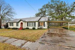 Pre-foreclosure in  OAK ST Mendenhall, MS 39114