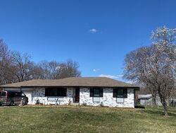 Pre-foreclosure in  SE HOWARD DR Topeka, KS 66605