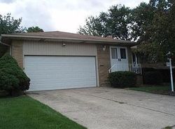 Pre-foreclosure in  VISTA DR Cleveland, OH 44134