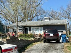 Pre-foreclosure Listing in NW VENETIAN DR KANSAS CITY, MO 64151