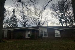 Pre-foreclosure in  CLUB GROUNDS NORTH DR Florissant, MO 63033