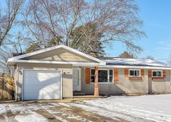 Pre-foreclosure in  HILLVIEW DR Muskegon, MI 49441