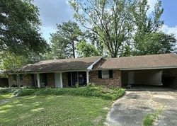 Pre-foreclosure in  REDWOOD DR Baton Rouge, LA 70814