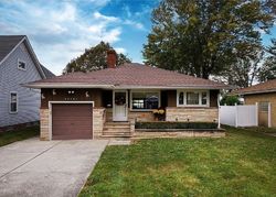 Pre-foreclosure in  CRESTHAVEN DR Eastlake, OH 44095