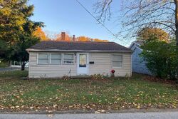 Pre-foreclosure in  N BEACHVIEW RD Willoughby, OH 44094