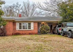 Pre-foreclosure in  QUINCE RD Memphis, TN 38117