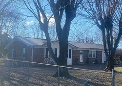 Pre-foreclosure in  SUMMERMONT CIR Summer Shade, KY 42166