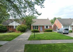 Pre-foreclosure in  COUNTRY CLUB DR Harper Woods, MI 48225