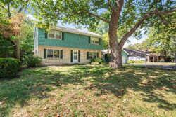 Pre-foreclosure in  MAYFLOWER DR Batavia, IL 60510