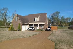 Pre-foreclosure in  RODEO WAY Nesbit, MS 38651