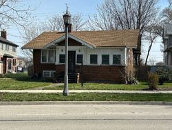Pre-foreclosure in  BLUFF AVE La Grange, IL 60525