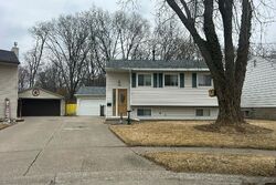 Pre-foreclosure in  33RD AVENUE CT East Moline, IL 61244