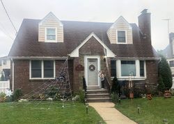 Pre-foreclosure in  PARK AVE New Hyde Park, NY 11040