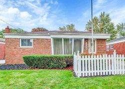 Pre-foreclosure in  LARCHMONT ST Saint Clair Shores, MI 48081