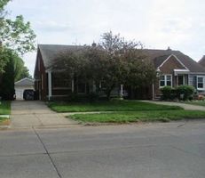 Pre-foreclosure in  VINEWOOD ST Wyandotte, MI 48192