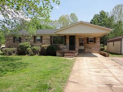 Pre-foreclosure in  CHEROKEE LN Huntingdon, TN 38344