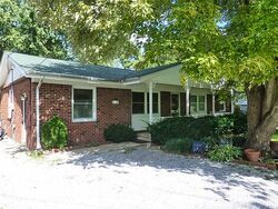 Pre-foreclosure in  LONGVIEW DR Paducah, KY 42001