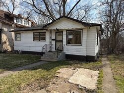 Pre-foreclosure in  LOOMIS AVE Harvey, IL 60426