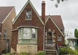 Pre-foreclosure in  W MELROSE ST Chicago, IL 60634