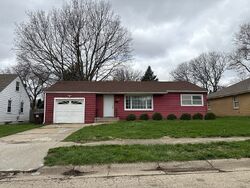 Pre-foreclosure in  LEAMAN PL Rockford, IL 61108