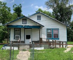 Pre-foreclosure in  KNIGHT ST Saint Martinville, LA 70582