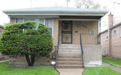 Pre-foreclosure in  S CLYDE AVE Chicago, IL 60617